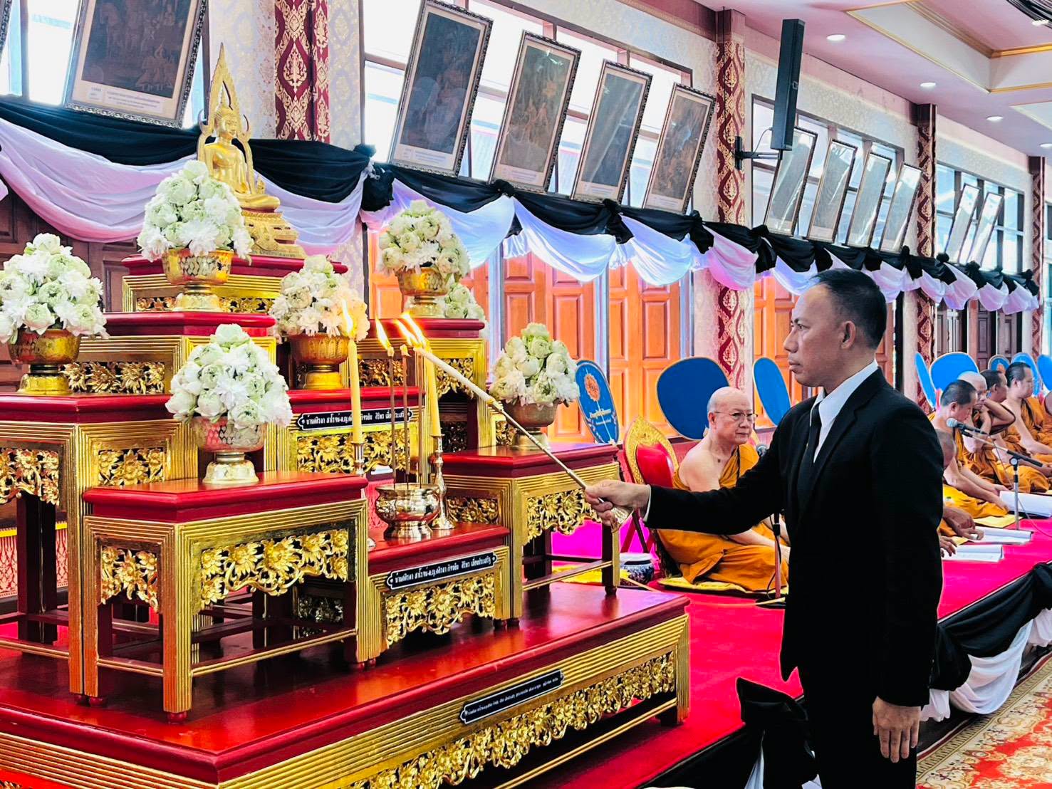 title - วันที่ 26 มิถุนายน 2569 เวลา 15.00 น. นายวิทูล ประดิษฐบุญ ปฏิรูปที่ดินจังหวัดปราจีนบุรี มอบหมายให้ ข้าราชการ และเจ้าหน้าที่ ส.ป.ก.ปราจีนบุรี ร่วมพิธีสวดพระพุทธมนต์ และเจริญจิตภาวนา เพื่อน้อมอุทิศถวายเป็นพระราชกุศลแด่ สมเด็จพระนางเจ้าสิริกิติ์  พระบรมราชินีนาถ พระบรมราชชนนีพันปีหลวง และถวายเป็นพระกุศลแด่ สมเด็จพระเจ้าลูกเธอ เจ้าฟ้าพัชรกิติยาภา นเรนทิราเทพยวดี กรมหลวงราชสาริณีสิริพัชร มหาวัชรราชธิดา